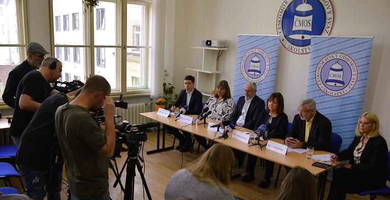 Školské odbory vyhlásily stávkou pohotovost 13. 11. 2025. Na briefingu seznámili zástupci svazu média s důvody stávky