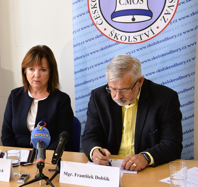 Markéta Seidlová, místopředsedkyně školských odborů a předseda odborů František Dobšík