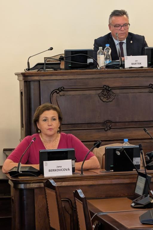 Seminář se konal pod záštitou místopředsedy Poslanecké sněmovny Jiřího Bartáka (AUTO). Na semináři vystoupila a posílení ochrany učitelů podpořila i poslankyně Jana Berkovcová (ANO)