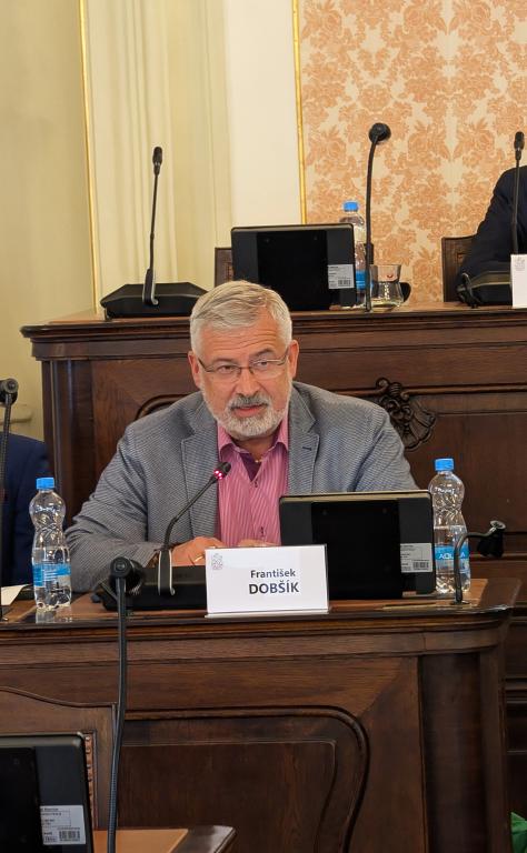 Z vystoupení Františka Dobšíka, předsedy školských odborů: Nárůst tlaku, stresu a agrese přispívá k odchodu kvalifikovaných pedagogů ze školství