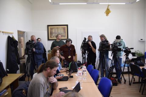 Tisková konference se těšila mimořádnému zájmu médií.