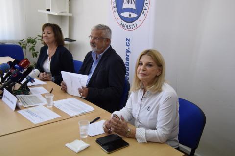 Novinářům odpovídali na dotazy (zleva) místopředsedkyně svazu Markéta Seidlová, předseda svazu František Dobšík, mediální zástupkyně Jana Kašparová.