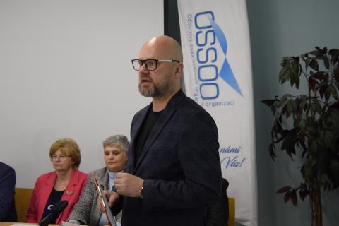 Tiskovou konferenci moderoval Jan Exner, mediální koordinátor ČMKOS. 