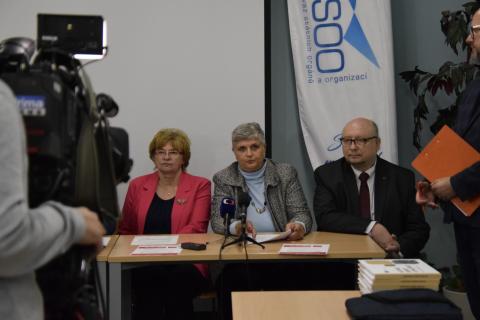 Hovoří předsedkyně Odborového svazu pracovníků knihoven Iveta Bergerová (uprostřed).